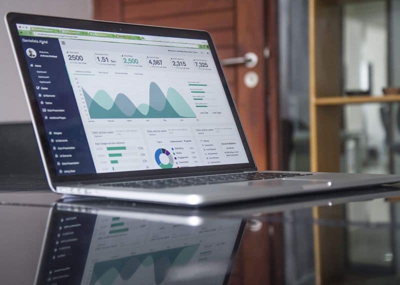 Finanzas personales — ordenador portátil con portfolio